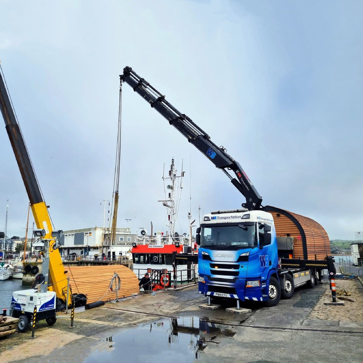 WSTLtd's tweet photo. Our specialist lifting team were busy down at Penzance Harbour, delivering two Glamping Pods for @cedartreepods and unloading them to a waiting boat ready for their final destination.
#wstransportation #drivenbyperfection #specialislifting #onsite #hiab #logistics #transport https://t.co/YmXONxAnOc