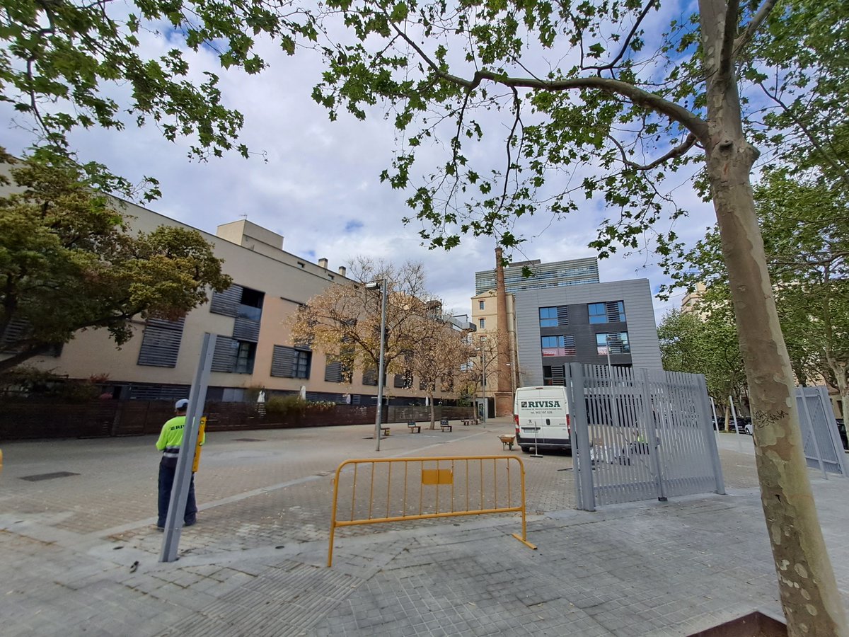 ItaTrigueroMas's tweet photo. A #Poblenou s'ens expulsa dels espais públics i verds. Primer blocs d'oficines amb espais verds vallats on les veïnes no podem accedir. Ara, ens vallen la Placeta de La plata/Merçè Sala.
Les veïnes diem #prou

@elnusp9 @lafiladoraP9 @albert_poblenou https://t.co/VPQbd3Q1uf