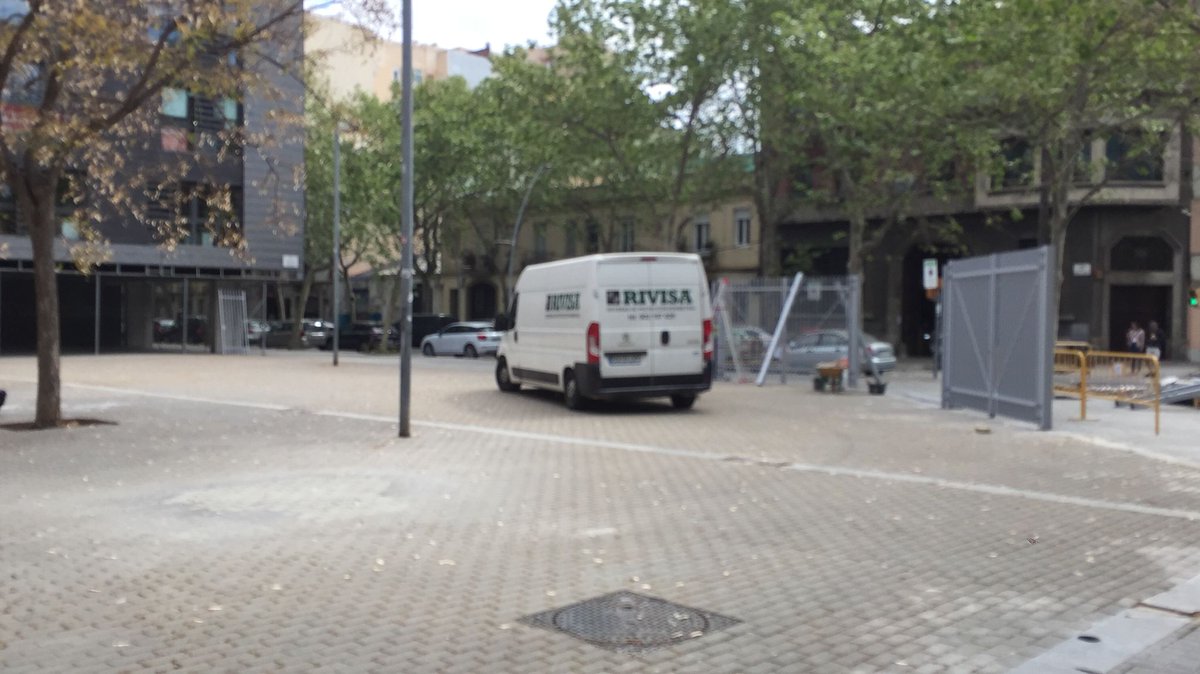 ItaTrigueroMas's tweet photo. A #Poblenou s'ens expulsa dels espais públics i verds. Primer blocs d'oficines amb espais verds vallats on les veïnes no podem accedir. Ara, ens vallen la Placeta de La plata/Merçè Sala.
Les veïnes diem #prou

@elnusp9 @lafiladoraP9 @albert_poblenou https://t.co/VPQbd3Q1uf