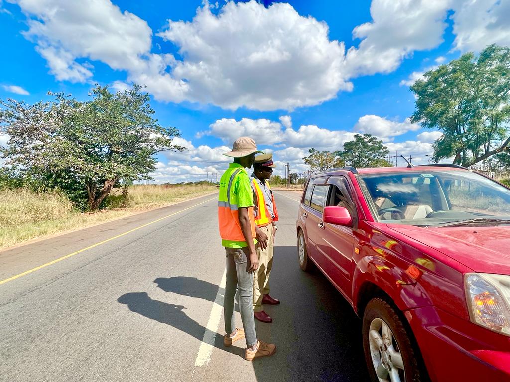 tscz1's tweet photo. Our team along Harare - Chivhu road conscentising the public on road safety.
#SafetyFirst #LeaveSooner #DriveSlower #Livelonger - #TogetherWeCanSaveLives https://t.co/LezR7wbva9