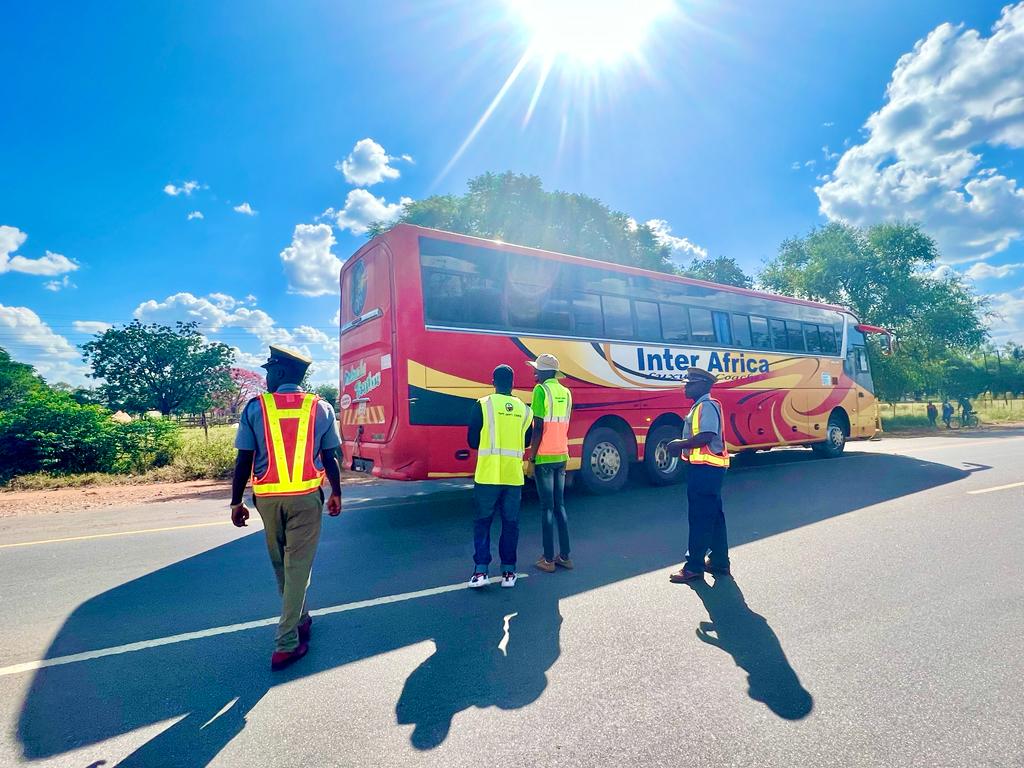 tscz1's tweet photo. Our team along Harare - Chivhu road conscentising the public on road safety.
#SafetyFirst #LeaveSooner #DriveSlower #Livelonger - #TogetherWeCanSaveLives https://t.co/LezR7wbva9