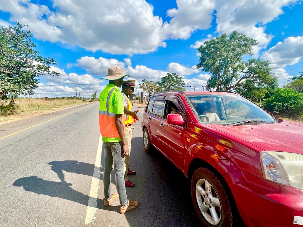 tscz1's tweet photo. Our team along Harare - Chivhu road conscentising the public on road safety.
#SafetyFirst #LeaveSooner #DriveSlower #Livelonger - #TogetherWeCanSaveLives https://t.co/LezR7wbva9