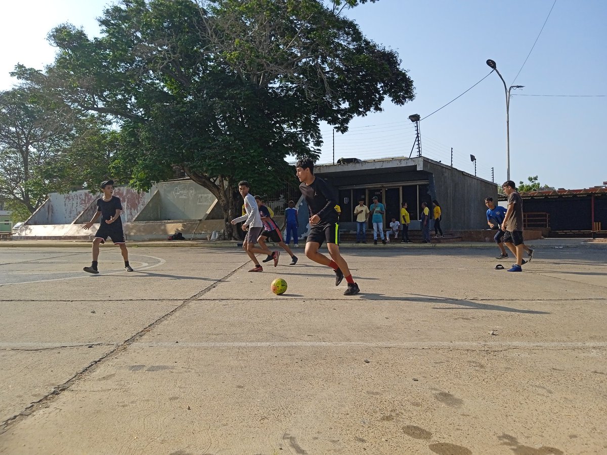 ManuelDagninoPJ's tweet photo. ¡El deporte es salud!⚽🤝🏻  
En el centro comercial de #LagoAzul de la #ZONA10, se realizó un torneo de futbolito en compañía de parte de la directiva de @ManuelDagninoPJ, apoyando a nuestros chamos en sus actividades deportivas. 
#SembrandoFuturo 
#EstamosListos https://t.co/2M1vyYpzRb