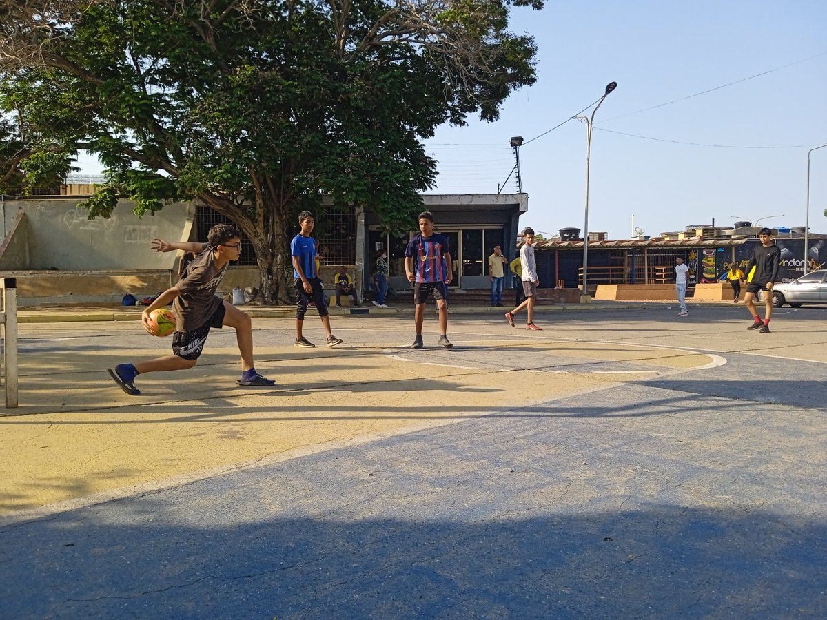 ManuelDagninoPJ's tweet photo. ¡El deporte es salud!⚽🤝🏻  
En el centro comercial de #LagoAzul de la #ZONA10, se realizó un torneo de futbolito en compañía de parte de la directiva de @ManuelDagninoPJ, apoyando a nuestros chamos en sus actividades deportivas. 
#SembrandoFuturo 
#EstamosListos https://t.co/2M1vyYpzRb