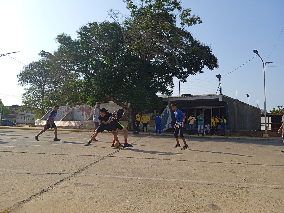 ManuelDagninoPJ's tweet photo. ¡El deporte es salud!⚽🤝🏻  
En el centro comercial de #LagoAzul de la #ZONA10, se realizó un torneo de futbolito en compañía de parte de la directiva de @ManuelDagninoPJ, apoyando a nuestros chamos en sus actividades deportivas. 
#SembrandoFuturo 
#EstamosListos https://t.co/2M1vyYpzRb