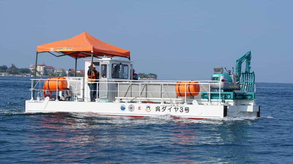 jsuntos's tweet photo. A demonstration of the Japanese ship Kure Daiya No.3 which collects garbage in the sea around Kota Kinabalu will be done tomorrow according to DBKK https://t.co/pxa2j6WNct