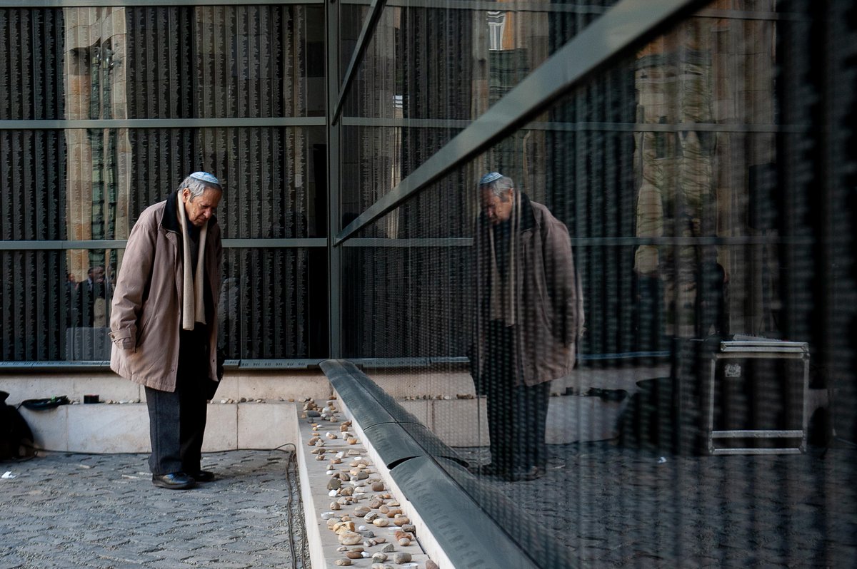 HDKE_BUD's tweet photo. Commemoration on the occasion of the Memorial Day of the Hungarian Victims Of The Holocaust in the Holocaust Centre.

Welcome speech by:
Prof. Dr. Andor Grósz, Chairman of the Board 

Commemoraitive address by:
Bence Rétvári, deputy minister
Katalin Sommer, holocaust survivor https://t.co/TdLxW5uWLg
