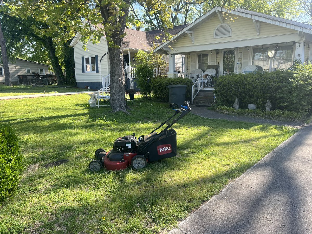 iamrodneysmith's tweet photo. This morning I had the pleasure of mowing Ms. Bush’s lawn . It was great seeing her, she’s well! Making a difference one lawn at a time . https://t.co/SACamaNxUq