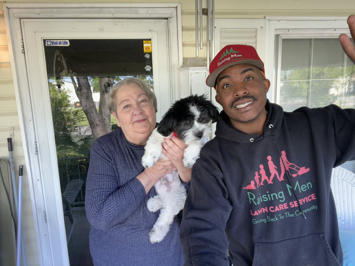 iamrodneysmith's tweet photo. This morning I had the pleasure of mowing Ms. Bush’s lawn . It was great seeing her, she’s well! Making a difference one lawn at a time . https://t.co/SACamaNxUq