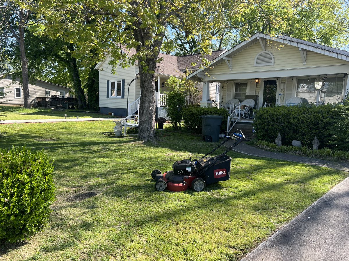 iamrodneysmith's tweet photo. This morning I had the pleasure of mowing Ms. Bush’s lawn . It was great seeing her, she’s well! Making a difference one lawn at a time . https://t.co/SACamaNxUq