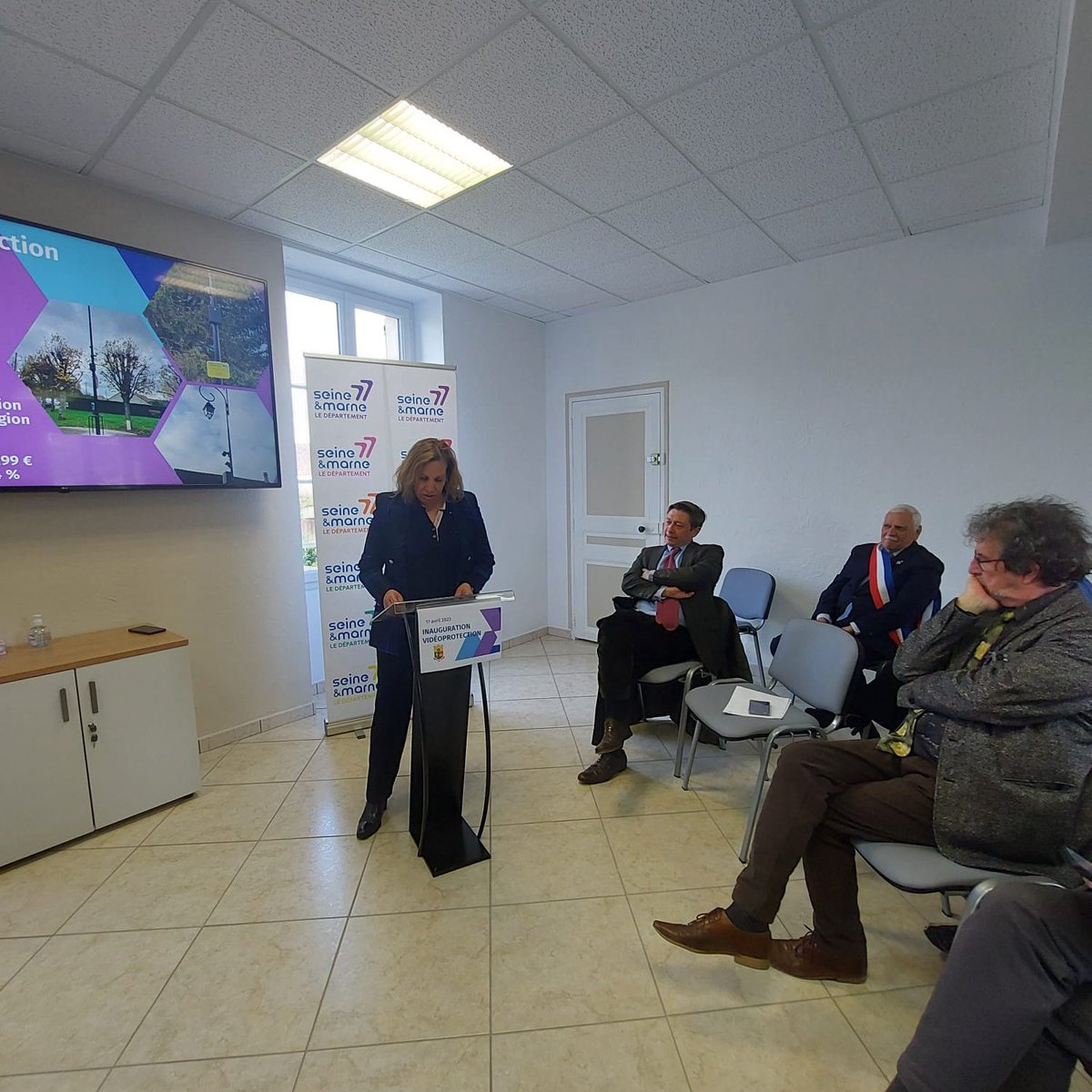 Prefet77's tweet photo. Lundi 17 avril, inauguration du système de #vidéoprotection de la commune de #Quiers en présence de Laura Reynaud, sous-préfète de Provins, du député @JL_Thieriot et du maire Davy Brun. https://t.co/ZNVdKFuxEZ
