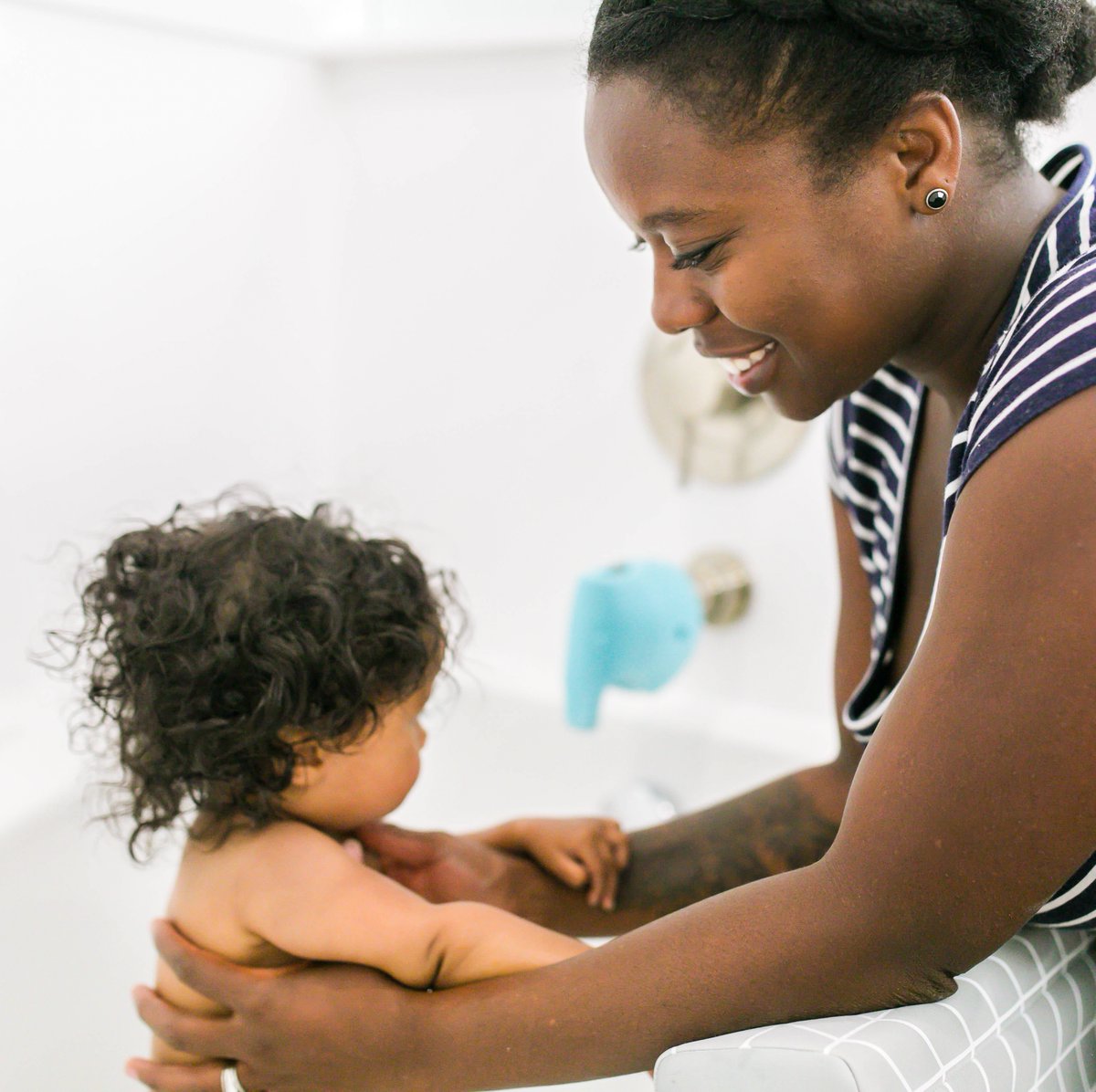Give your elbows a resting spot with our easy + comfy Pad Arm Rest.  Easy hang loop can be used with the Puj Nub for simple drying in between each use.

#babybathtime #parentingeasier #pujbaby #bathtimetips