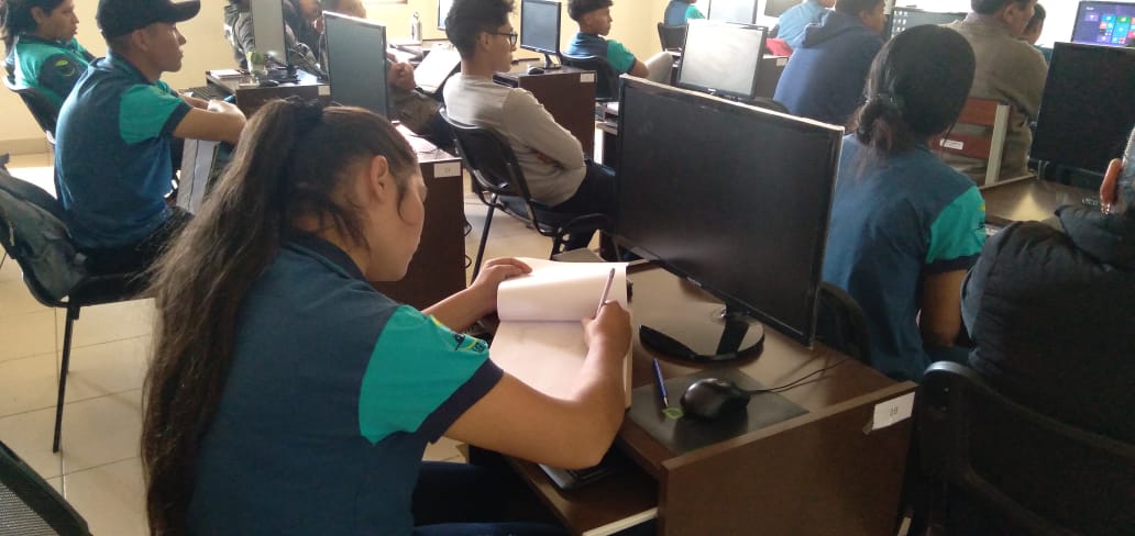 agrecol_andes's tweet photo. En el marco del Proyecto #Solidagro #ConoSur, estamos desarrolando capacidades de estudiantes del Instituto Tecnológico Superior Agroindustrial #Aiquile #TECSA a través de un curso en #SistemasdeInformaciónGeografica con Google Earth. @ObservatorioOCT @RevistaLAPAZIN @jaguerordh https://t.co/tmbOteRPTD