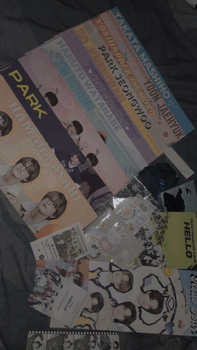 bibiditabitibu's tweet photo. I wasn't able to attend the concert because of health issue but, luckily I found a person who can give me freebies!!😭❤️ thankyou so much @aishatreasure for this!! sabi ko nga sayo sa dm, I promise to give you something next con!! let's meet and be happy next con!!❤️ https://t.co/SX6wQTX83K