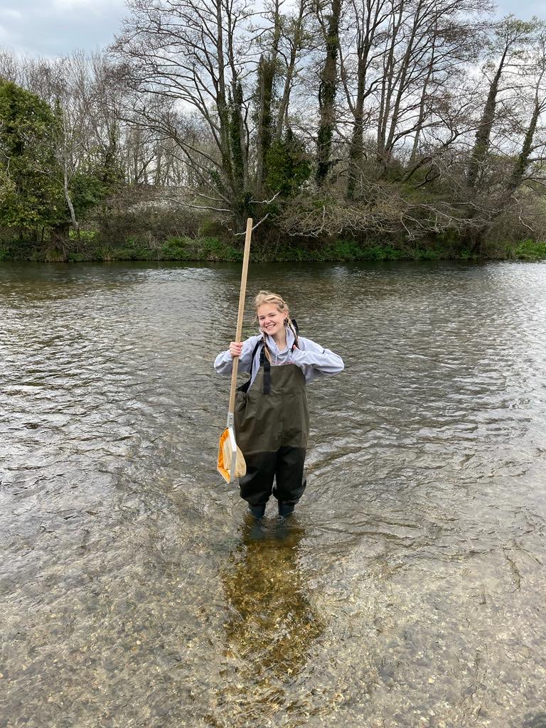 And even sampling invertebrates is fun for the ⁦@WimbledonHigh⁩ Biologists ⁦@Sixth_WHS⁩ #thisgirlcan