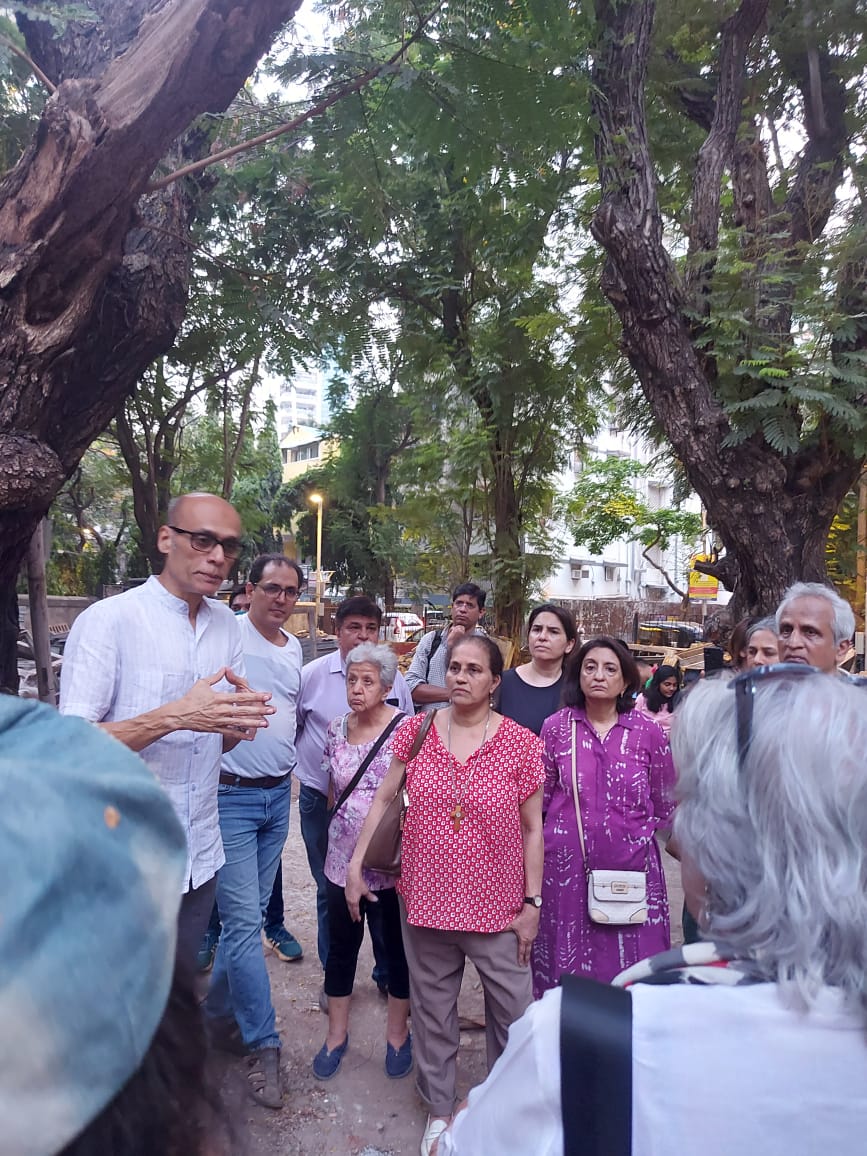 Asif_Zakaria's tweet photo. Interacted with residents regards the proposed underground parking at Patwardhan ground by @mybmc @mybmcWardHW 
Various valid concerns raised, need to be addressed.
Development through Dialogue should be the way forward, can city afford parking in place of parks? @PatwardhanPark https://t.co/ELSYwZgbG5