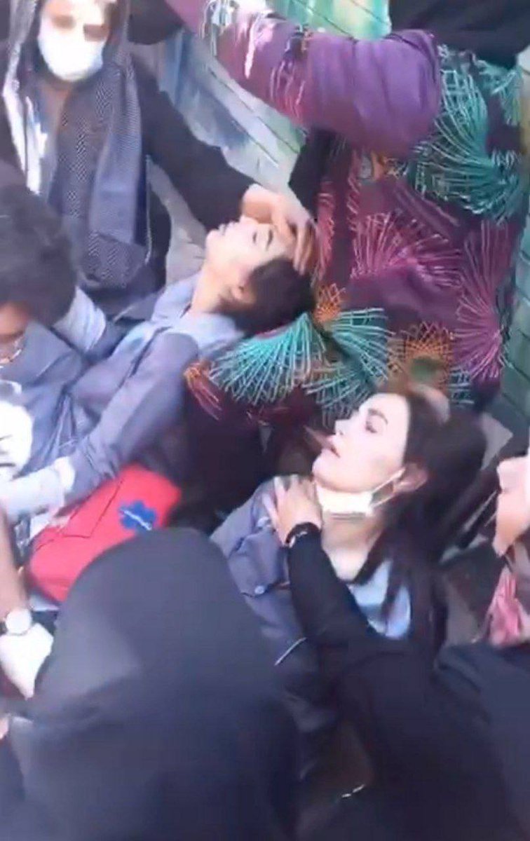 OutFarsi's tweet photo. واقعا دیگر چه بلایی سر دختران و فرزندان این سرزمین باید بیاد که مردم بجای اینکه باهمدیگر بجنگن با جمهوری اسلامی بجنگن؟
#مهسا_امینی
#زن_زندگی_آزادی https://t.co/ufHxSwLHIj