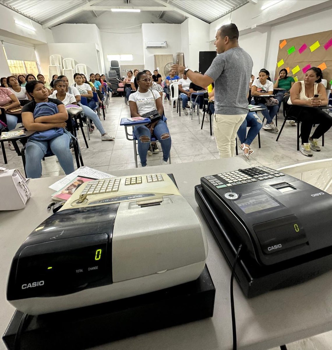 ITecnicol's tweet photo. ✅ Seguimos cumpliendo 🙌🏻
240 personas iniciaron hoy martes el curso básico en Caja Registradora 📠. Con docentes de alta calidad #Tecnicol le apuesta a la cualificación profesional nuestros jóvenes y madres cabeza de hogar. @FunTecnoglass @ChrisDaes https://t.co/2fOrqerN0B