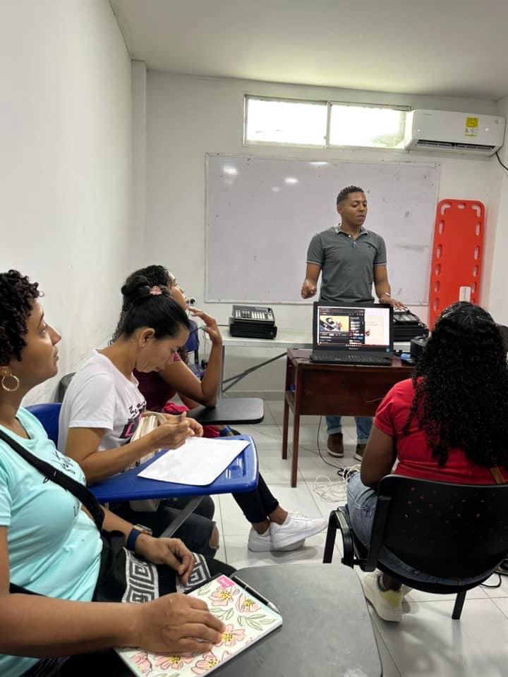 ITecnicol's tweet photo. ✅ Seguimos cumpliendo 🙌🏻
240 personas iniciaron hoy martes el curso básico en Caja Registradora 📠. Con docentes de alta calidad #Tecnicol le apuesta a la cualificación profesional nuestros jóvenes y madres cabeza de hogar. @FunTecnoglass @ChrisDaes https://t.co/2fOrqerN0B