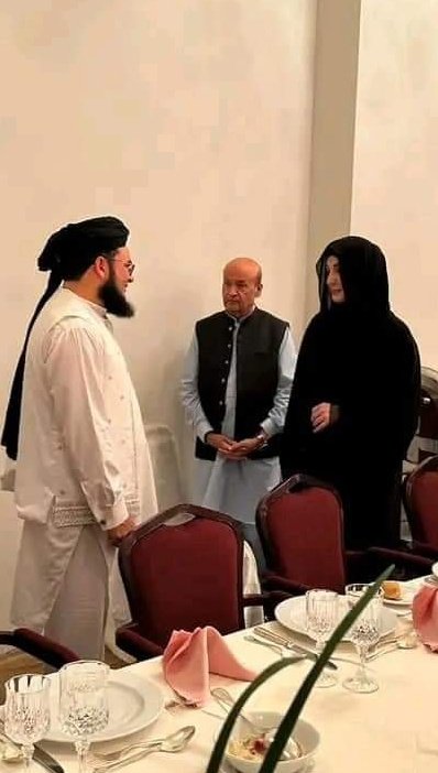 RebelByThought's tweet photo. برصغیر میں جنگ عظیم دوم کے دوران انگریز فوج میں زبردستی بھرتیاں کی جا رہی تھیں۔ ایک مراثی کو بھی بھرتی کر لیا گیا۔ مراثی کی ماں روتی انگریز افسر کے پاس آئی اور کہا 
"پتر اے مراثیاں دا بال کتھے لے چلا ایں؟" 
انگریز افسر: ملکہ برطانیہ کو جنگ میں آپکے بیٹے کی ضرورت ہے 
ماں بولی: 
"پتر ملکہ نوں آکھیں کہ جے گل مراثیاں تک آگئی اے تے فیر صلح ای کر لو"

مورل آف دا سٹوری: اگر بات ناصر مدنی جیسے بھانڈوں تک آ گئی ہے تو بہتر ہے عمران خان سے معافی مانگ لو