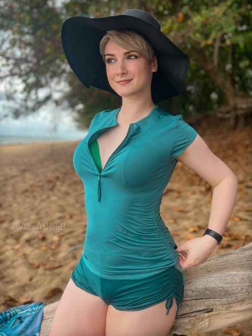 Kauai Beach Ashley ? In the process of growing my hair out so... enjoy "rich lady hat" in some of these