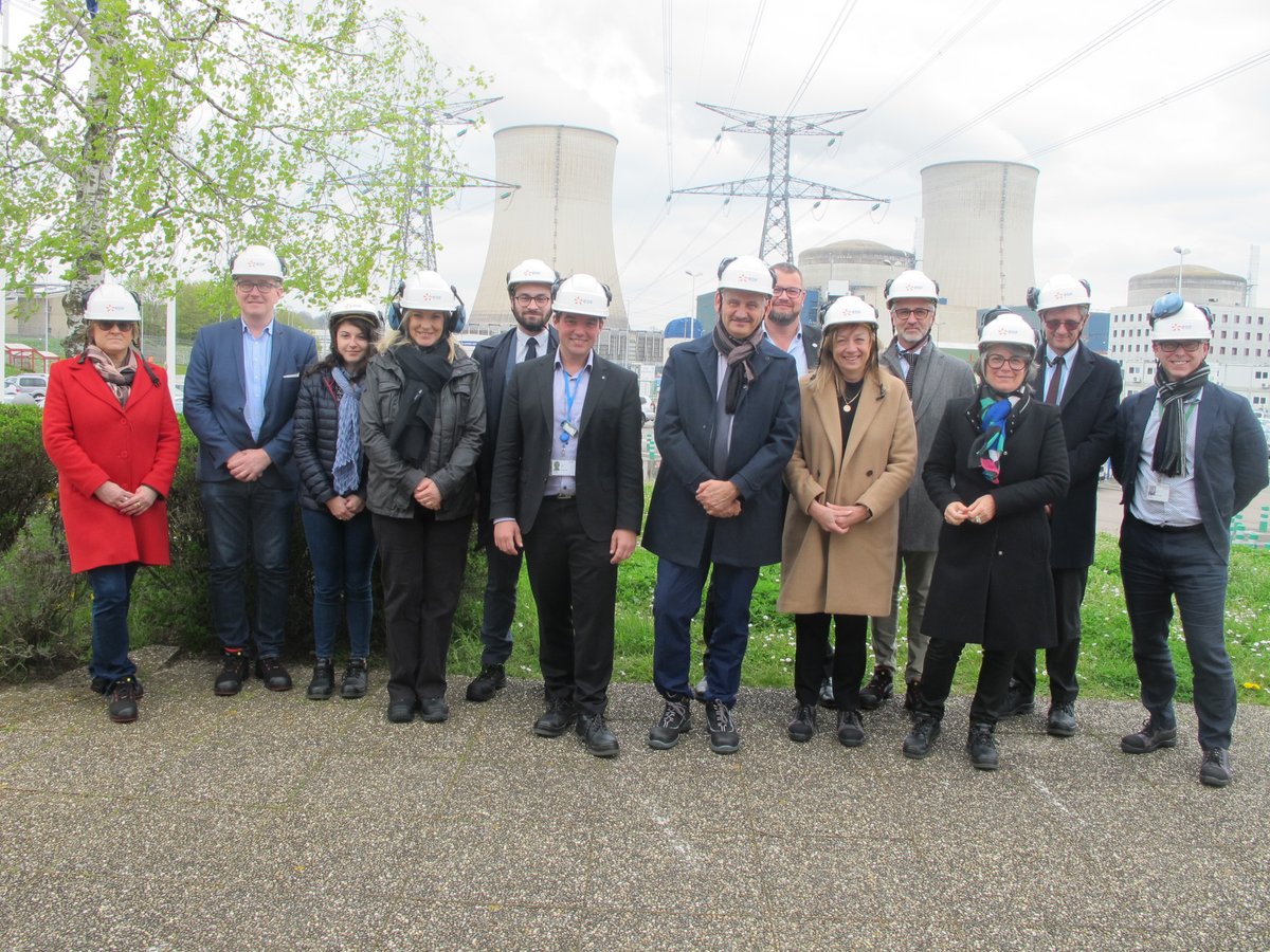 EDF_GrandEst's tweet photo. Richard Laganier, recteur de @RA_GrandEst visite la centrale de @EDFCattenom
La découverte des installations a rythmé la rencontre pour parler des besoins en compétences de la filière nucléaire en s'appuyant sur les Campus des Métiers et Qualifications sur la Région Grand Est. ⚡️ https://t.co/pEzBpgvx8F
