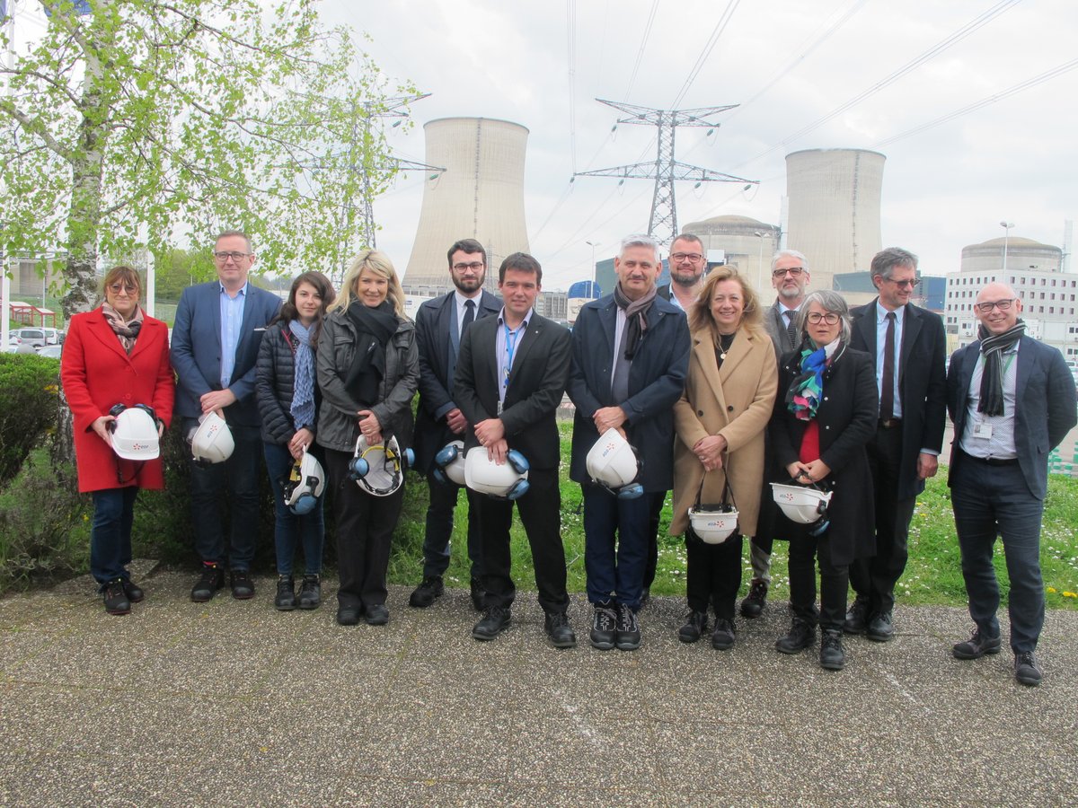 EDF_GrandEst's tweet photo. Richard Laganier, recteur de @RA_GrandEst visite la centrale de @EDFCattenom
La découverte des installations a rythmé la rencontre pour parler des besoins en compétences de la filière nucléaire en s'appuyant sur les Campus des Métiers et Qualifications sur la Région Grand Est. ⚡️ https://t.co/pEzBpgvx8F