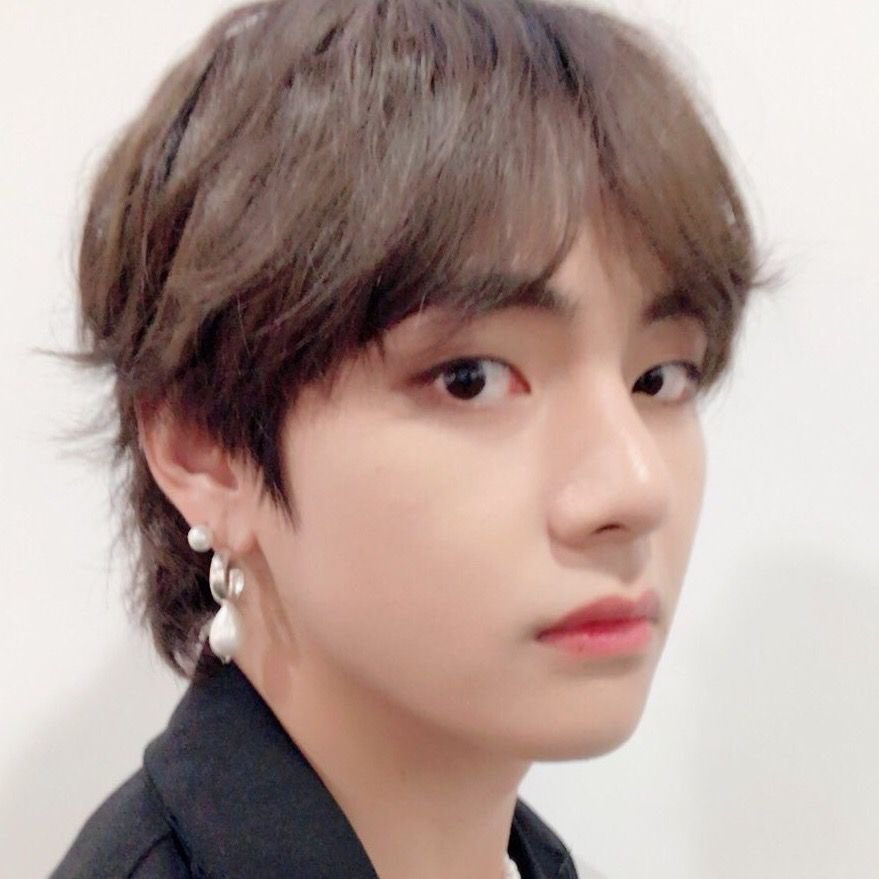 jimispecial's tweet photo. #taekookau: onde taehyung e jungkook, ambos fan-account famosinhos no twitter se odeiam e vivem entre farpas. eles só não contavam que iriam começar a faculdade juntos e fora das redes sociais iriam se apaixonar sem saber que eram os próprios arcos-rivais no twitter. https://t.co/TKJJPHsi5k