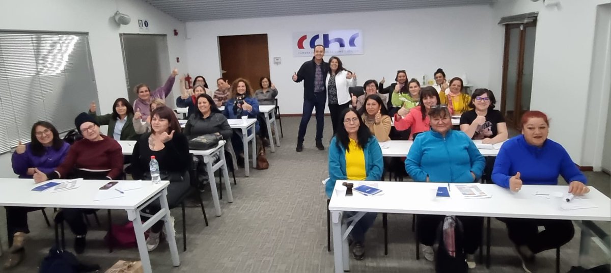 CChCChillan's tweet photo. Comenzó el tercer curso de capacitación a mujeres para ser futuras Maestras en Terminaciones bajo el proyecto #VisiónMujer que lleva adelante la Comisión Mujeres de la @cchcchillan con el apoyo del @MMEG_Nuble @SenceNuble https://t.co/dXfqfUEF9X