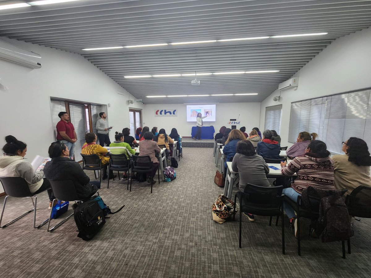 CChCChillan's tweet photo. Comenzó el tercer curso de capacitación a mujeres para ser futuras Maestras en Terminaciones bajo el proyecto #VisiónMujer que lleva adelante la Comisión Mujeres de la @cchcchillan con el apoyo del @MMEG_Nuble @SenceNuble https://t.co/dXfqfUEF9X