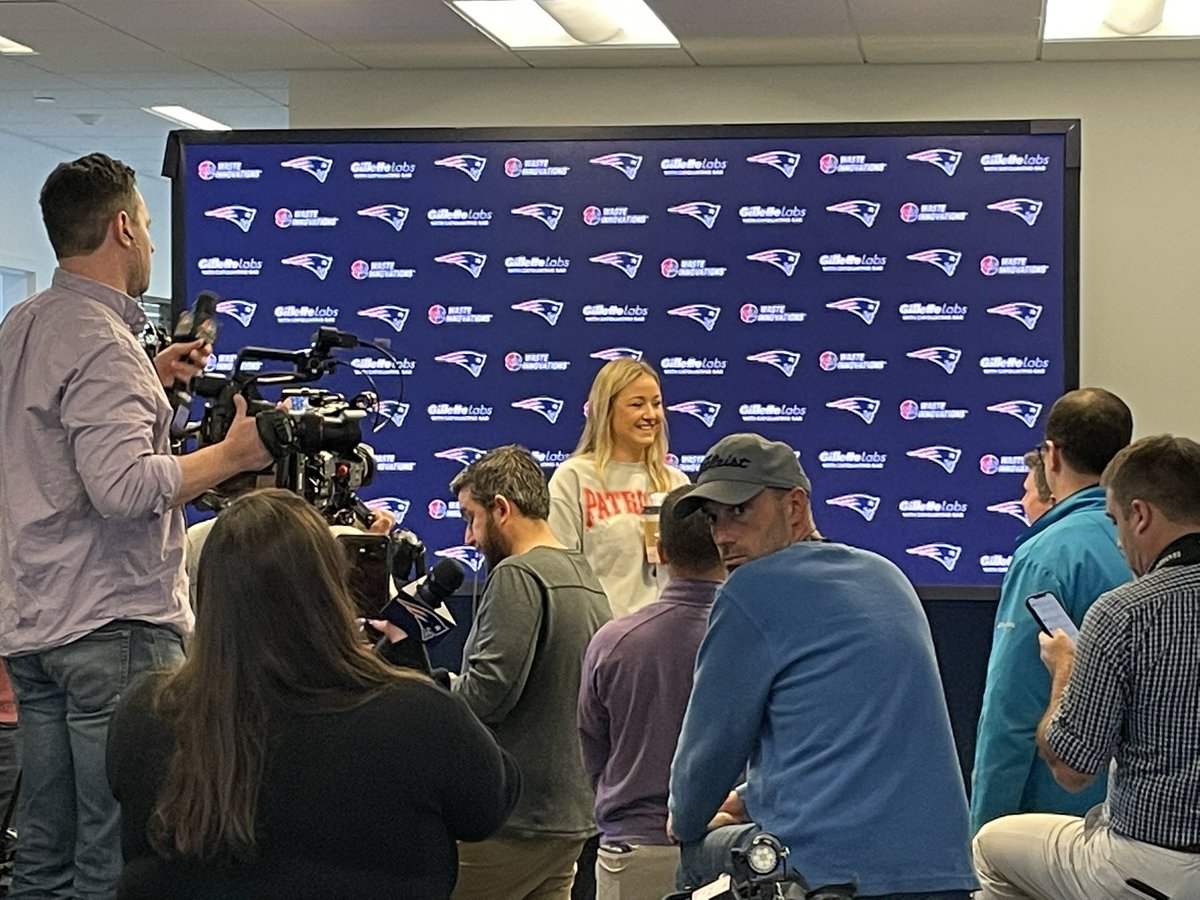 _AndrewCallahan's tweet photo. #Patriots press conferences kicking off today with the pride of Australia, and first-time Boston Marathon finisher, @sjburnham. https://t.co/DJYtgZChEM