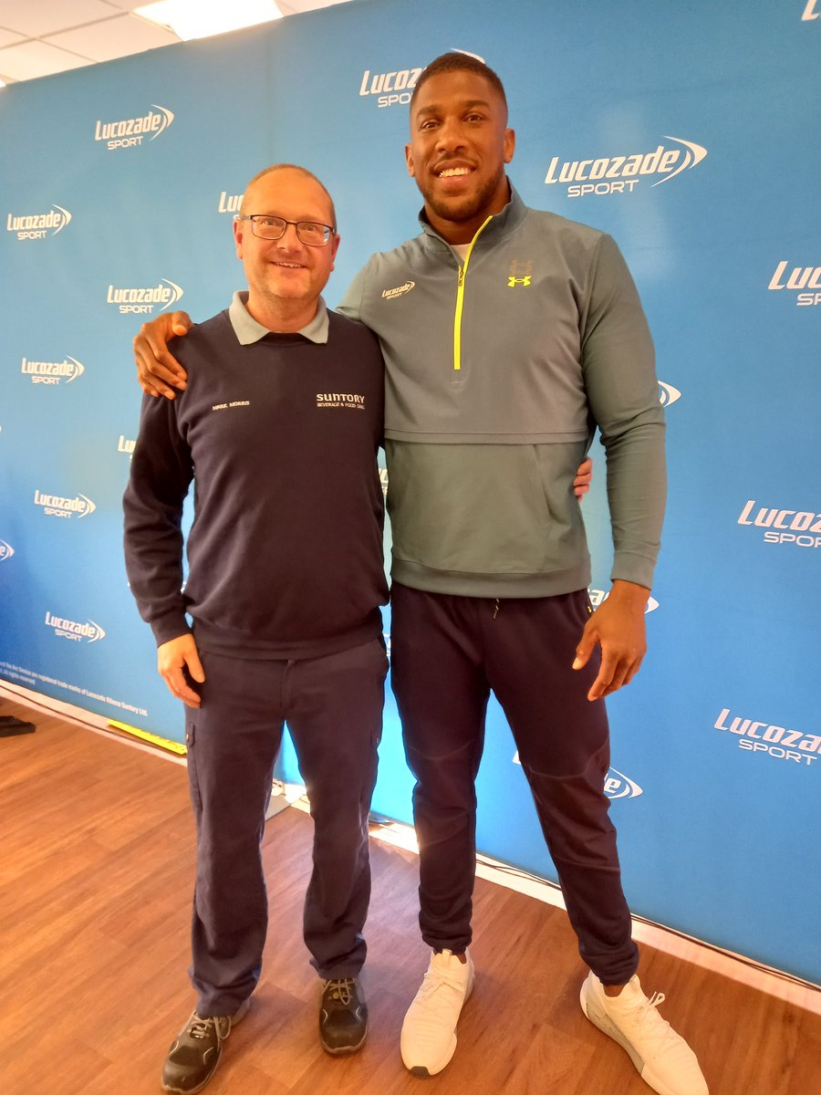 markrobmorris's tweet photo. Not your average day in work, meeting @anthonyjoshua many thanks to @LucozadeSport https://t.co/8vsL6Vtfw4