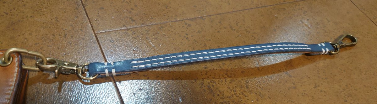 two441's tweet photo. トラッカーウォレットのウォレットコード。
小物は難しい。
#トラッカーウォレット
#ウォレットコード
#レザークラフト
#栃木レザー
#ハンドメイド https://t.co/Y7MIRFlGM2