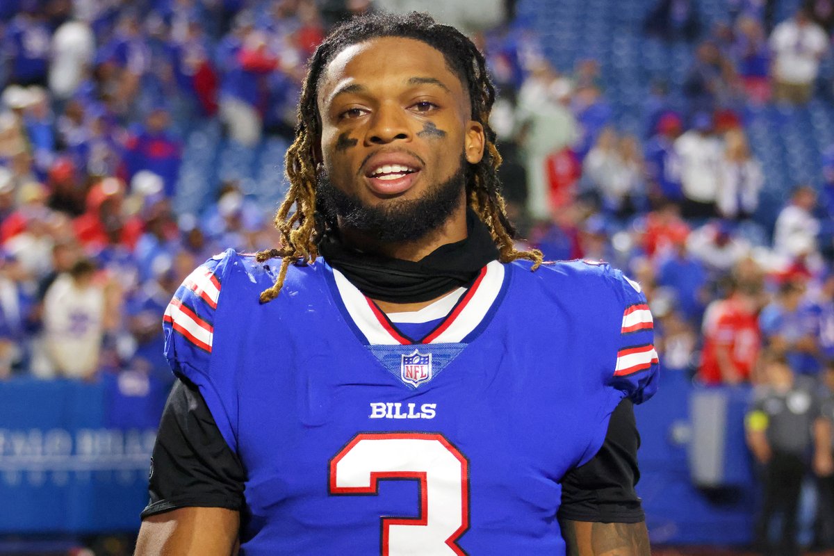 MySportsUpdate's tweet photo. #Bills safety Damar Hamlin has been fully cleared by his specialists to resume football activities, per GM Brandon Beane. He's with the team today.

What an incredible story. https://t.co/FpMDCTAEDe