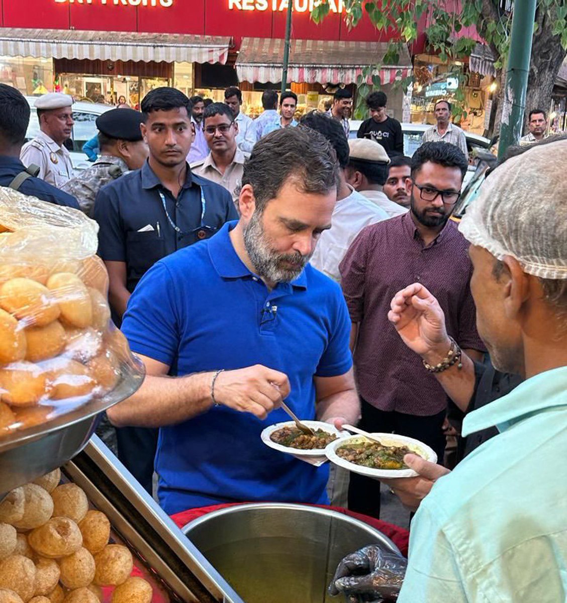 SurrbhiM's tweet photo. Rahul Gandhi enjoying Aloo Tikki in Delhi's Bengali Market 🔥 https://t.co/SdGEwXlZrH