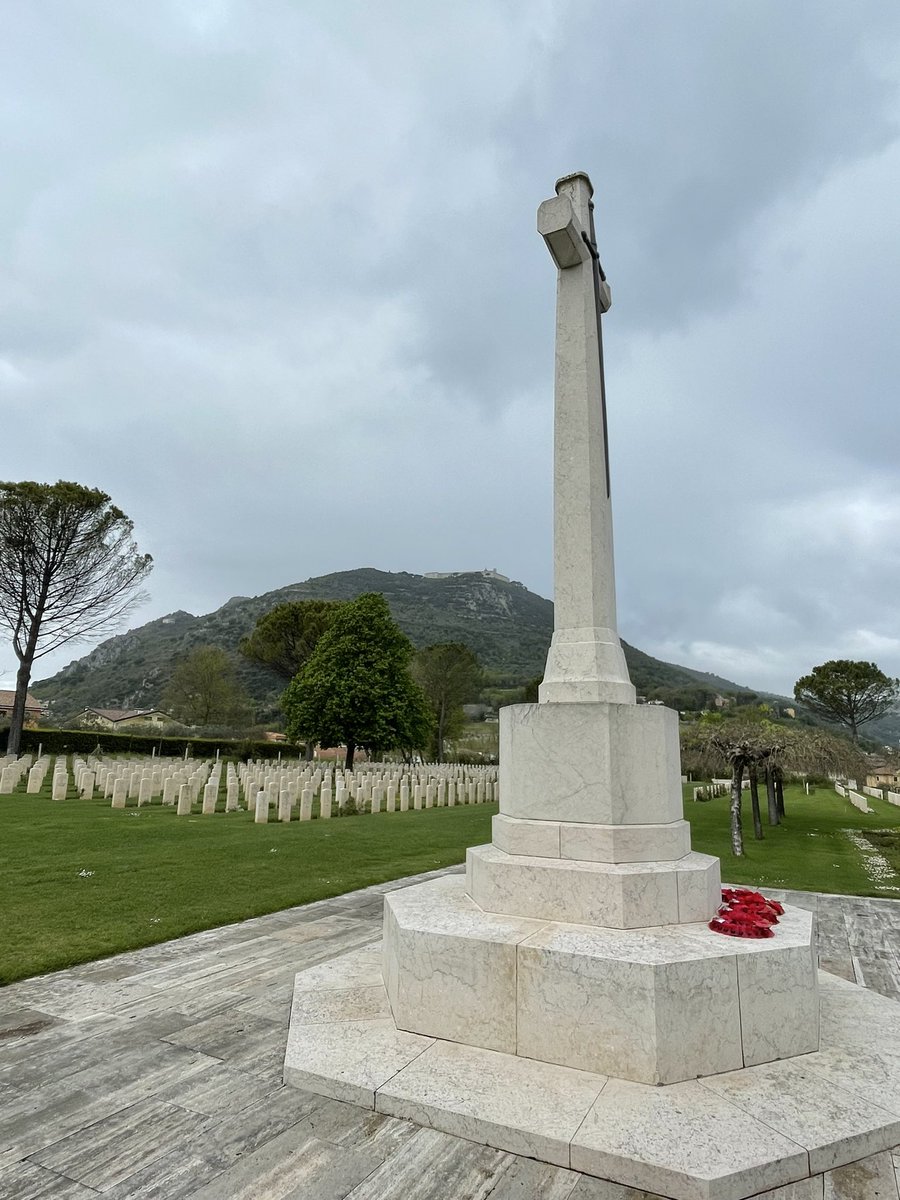 Three visits today with @CWGC and @EdLlewellynFCDO to Minturno, Cassino and Caserta. Incredible work by all the teams keeping the cemeteries beautiful. 🙏🌼🌸🌺