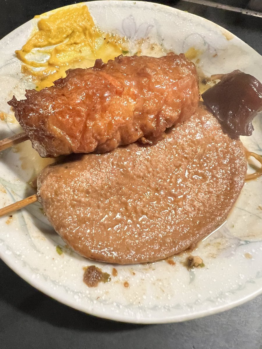ookuiip's tweet photo. 静岡おでんの象徴である。大将と女将さんも先代から引継ぎこれだけ美味しい静岡おでんを継承し���いる素晴らしい方。どれも絶品だがコラーゲン、牛すじ、黒はんぺん、��ゃがいもは格別。飲み物はお茶ハイ^ ^東京からでも行く価値有り。#青葉おでん街愛ちゃん https://t.co/2kZch0QJgp