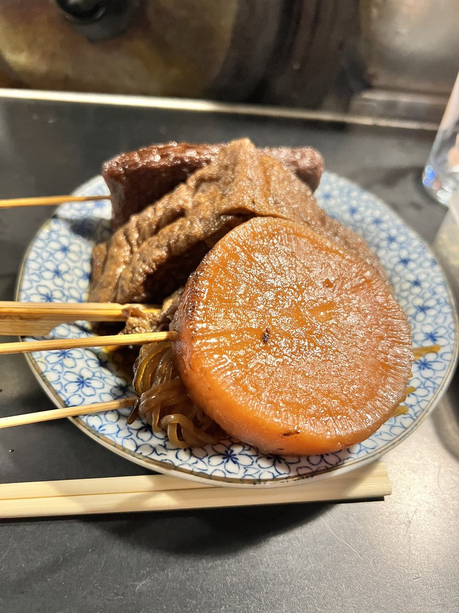 ookuiip's tweet photo. 静岡おでんの象徴である。大将と女将さんも先代から引継ぎこれだけ美味しい静岡おでんを継承し���いる素晴らしい方。どれも絶品だがコラーゲン、牛すじ、黒はんぺん、��ゃがいもは格別。飲み物はお茶ハイ^ ^東京からでも行く価値有り。#青葉おでん街愛ちゃん https://t.co/2kZch0QJgp