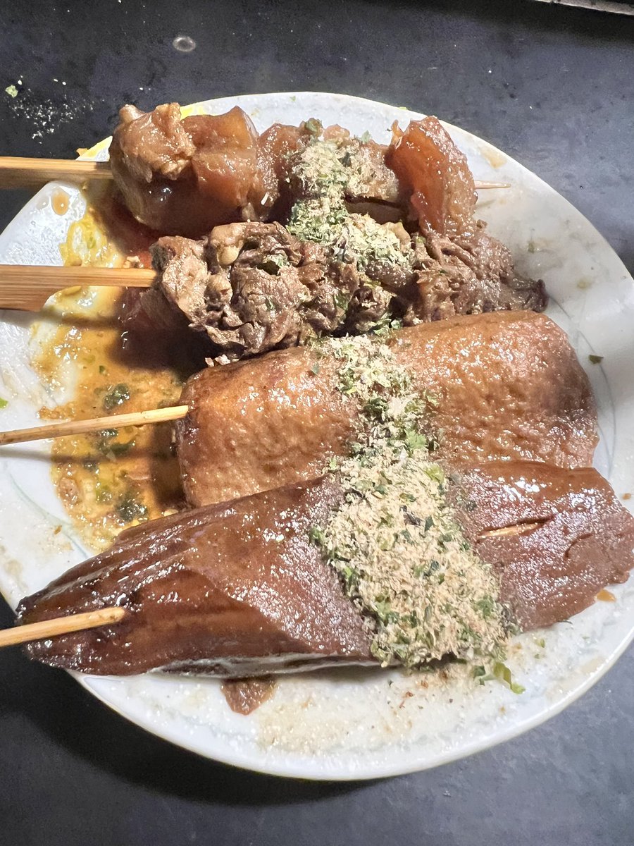 ookuiip's tweet photo. 静岡おでんの象徴である。大将と女将さんも先代から引継ぎこれだけ美味しい静岡おでんを継承し���いる素晴らしい方。どれも絶品だがコラーゲン、牛すじ、黒はんぺん、��ゃがいもは格別。飲み物はお茶ハイ^ ^東京からでも行く価値有り。#青葉おでん街愛ちゃん https://t.co/2kZch0QJgp