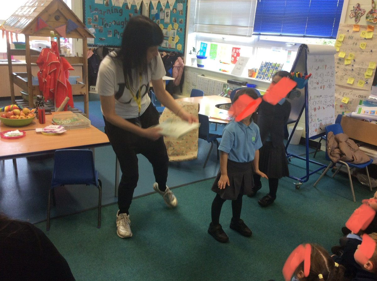 Hillyfield_E17's tweet image. We had lots of fun helping Lottie tell the story today. #Receptionhill @MagicBoxE17