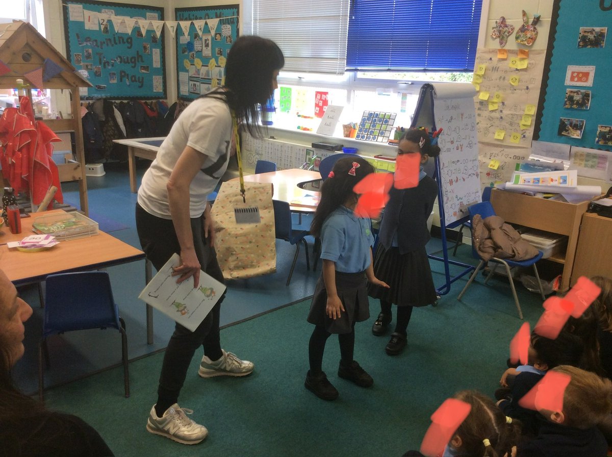 Hillyfield_E17's tweet image. We had lots of fun helping Lottie tell the story today. #Receptionhill @MagicBoxE17
