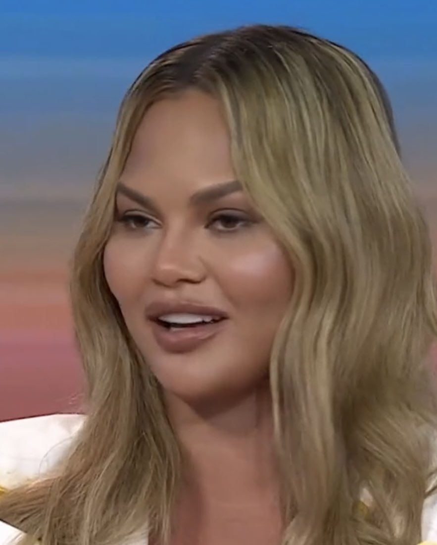 therealnadhi's tweet photo. Chrissy Teigen walked so Vanessa Lachey could run. The same cringey energy

#VanessaLachey #LoveIsBlind #LOVEISBLINDreunion https://t.co/NeVp1drQsF