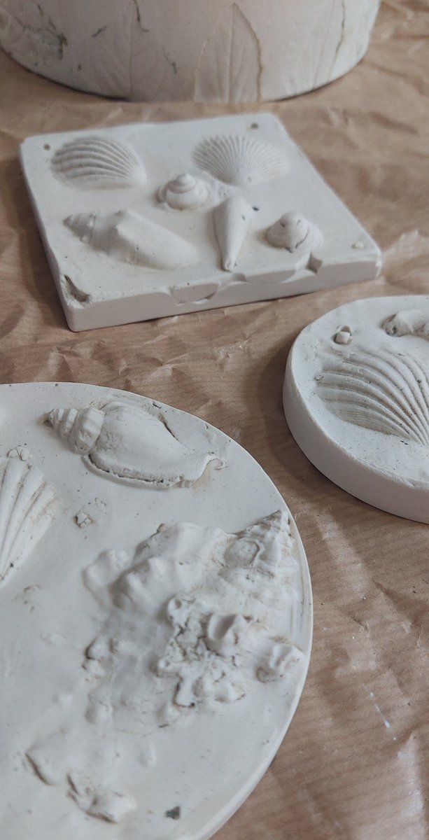 wlhaydock's tweet photo. Cast's of a seashell kind 🐚.... the experiment pile is growing... 🤔 #whattodonext #plastercast #experimental https://t.co/gAZyNhfxU8