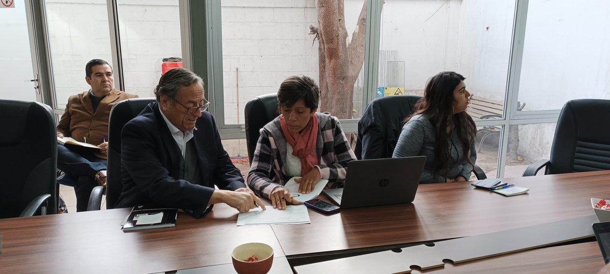 MinagriCoquimbo's tweet image. Seremi(s) Tonya Romero junto al Grte. Reg. de #INFOR Sergio Silva y #Apicultores de #Elqui y #Limarí presentan iniciativas a la Com. de Fomento Productivo de @CORECoquimbo, con el fin de incorporar al rubro en el 5% de emergencia, para asegurar la alimentación y sanidad apícola.