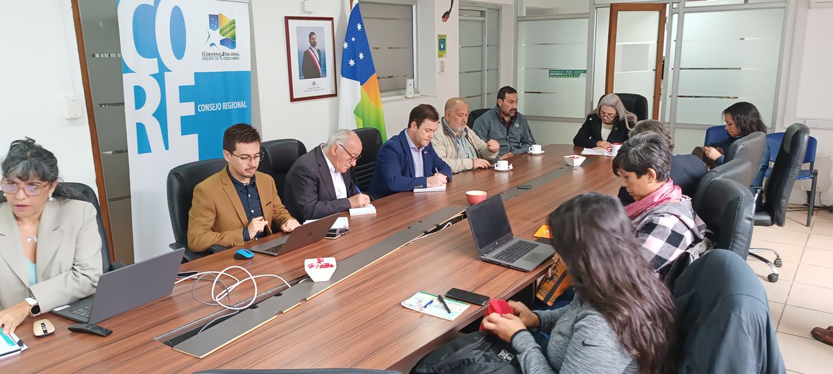 MinagriCoquimbo's tweet image. Seremi(s) Tonya Romero junto al Grte. Reg. de #INFOR Sergio Silva y #Apicultores de #Elqui y #Limarí presentan iniciativas a la Com. de Fomento Productivo de @CORECoquimbo, con el fin de incorporar al rubro en el 5% de emergencia, para asegurar la alimentación y sanidad apícola.