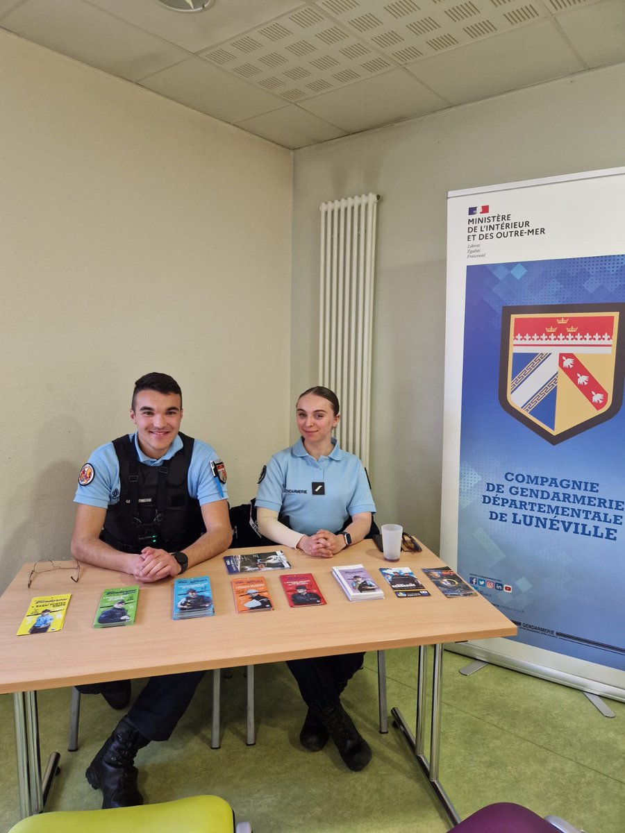 Gendarmerie_054's tweet photo. #DevoirdeMemoire et #VisEnBleu... La COB #Blamont de compagnie #Lunéville sur tous les fronts...et toujours le lien générationnel....de l'AG de #SouvenirFrancais au salon "Jobs d'été" de Com'com' Vezouze en Piémont pour parler recrutement et carrière dans l'active et la réserve✅ https://t.co/RRQ5uTCMIC