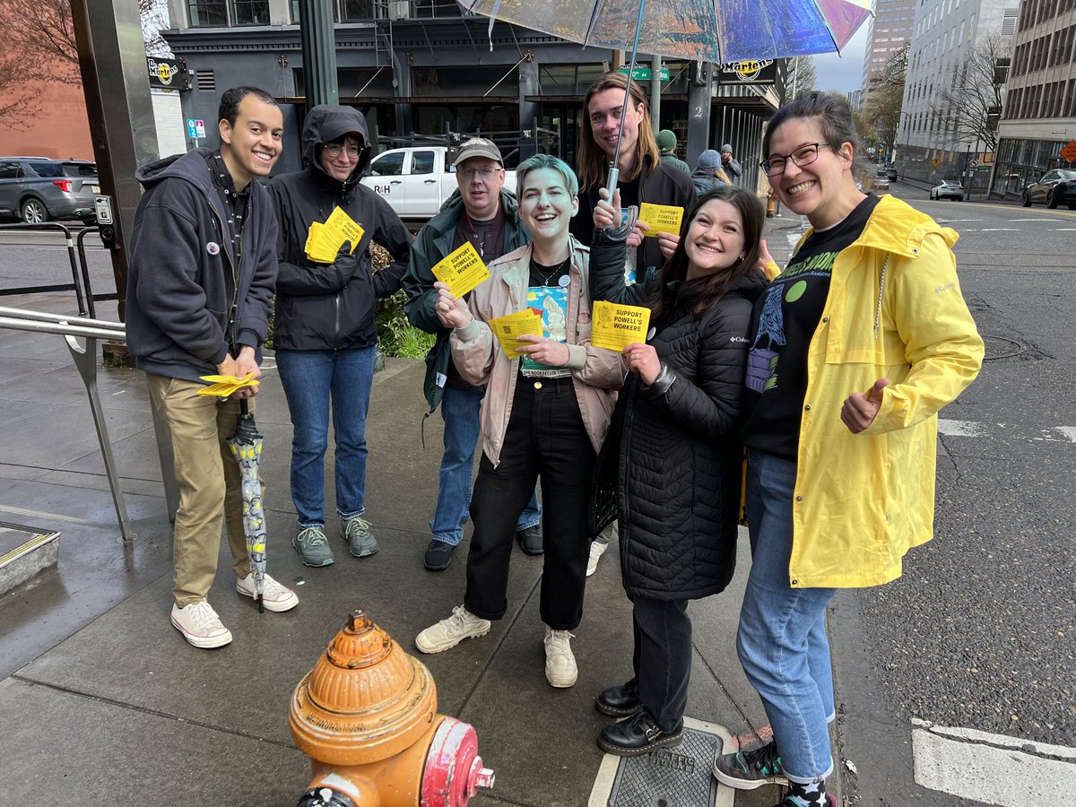 ILWULocal5's tweet image. If you missed getting a flyer from one of these lovely @Powells workers outside the City of Books yesterday, you can still make their time spent in the rain worthwhile by emailing community@ilwulocal5.com with a message for Powell’s leadership about the contract workers deserve!