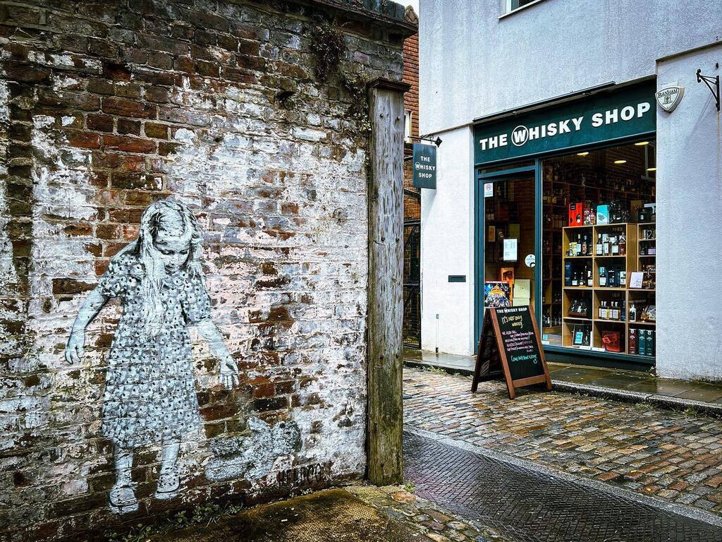 Street art by Hendog just across from The Whisky Shop on Chapel Street, Guildford. #theguildfordian #guildford #visitguildford #experienceguildford #hendog #thewhiskyshop #streetart #streetartist #notbanksy #igerssurrey #shotoniphone #graff #graffiti #ar… instagr.am/p/CrLmw2CtQ2o/