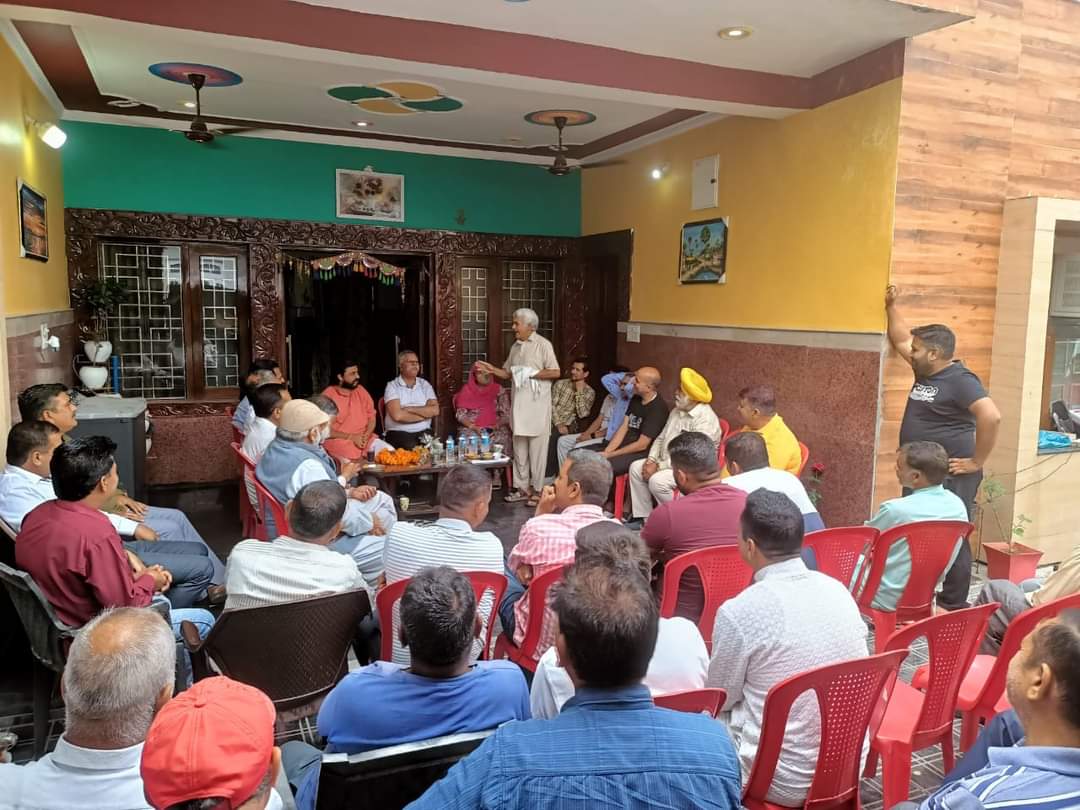 Ch_Sukhnandan's tweet photo. Interacting with people's of Mishriwala &amp; Listened there Grievances along with Sarpanch,panch &amp; prominent bjp worker of the area
@BJP4JnK 
#jammuNorth https://t.co/ZwFTd4pClE