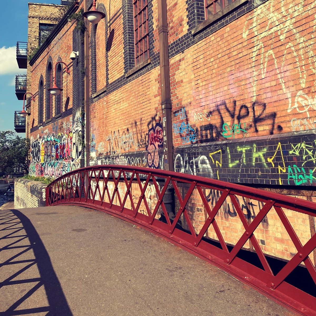 CRTSouthEast's tweet image. The sun shone on our Dead Dog Bridge reopening today, with the refurbished ironwork gleaming in Indian red livery, a nod to its LNWR rail heritage. The £533k project was enabled by an award from Postcode Earth Trust, thanks to funds raised by players of People’s Postcode Lottery.